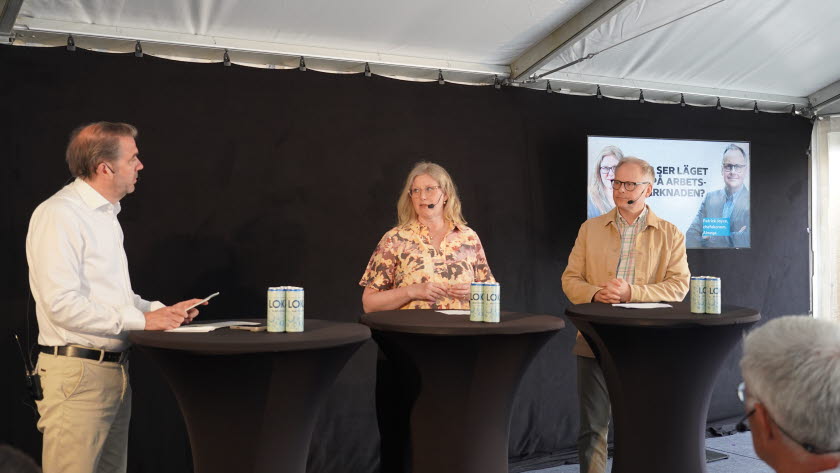 Moderator Johan Grauers, kommunikationschef Gröna arbetsgivare, Emma Terander, arbetsmarknadschef Gröna arbetsgivare, och Patrick Joyce, chefekonom Almega.