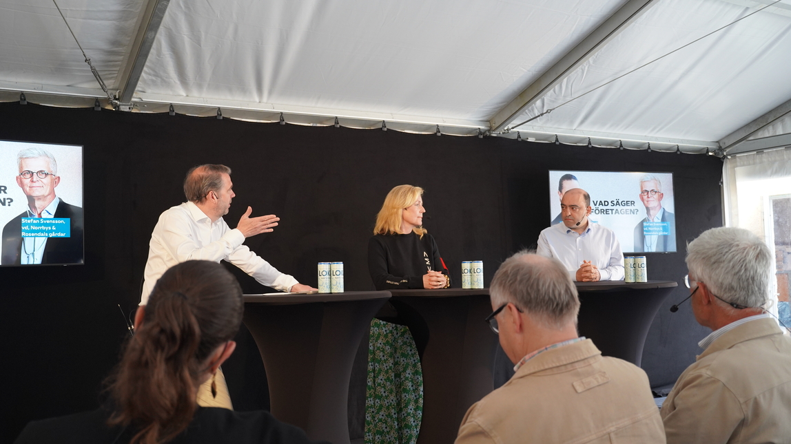 Moderator Johan Grauers, kommunikationschef Gröna arbetsgivare, Elisabeth Thand Ringqvist, riksdagsledamot (C), och Nima Gholam Ali Pour, riksdagsledamot (SD).