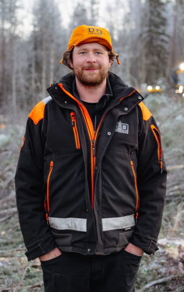 Bild på Didrik Nilsson i en skog.