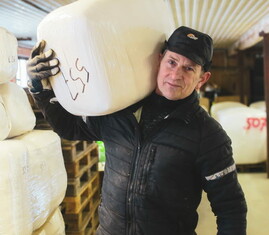 Bild på Nils Söderberg, Helleby Gård, som håller i en bal.