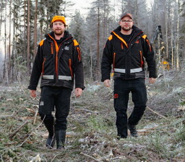 Bild på Didrik och Dennis Nilsson i en skog.