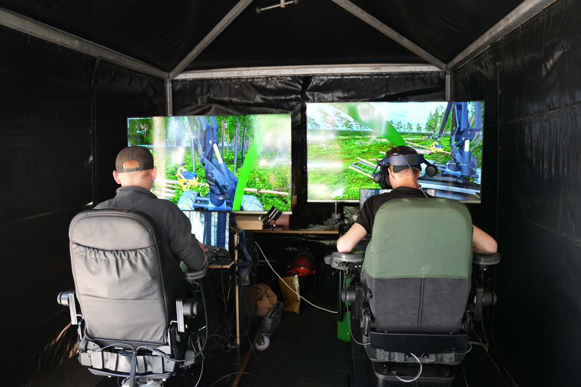 På Campus Wood, ett område på Elmia Wood inriktat på utbildning och kompetensutveckling inom skogsnäringen, fanns möjlighet att bekanta sig med skogsmaskiner i spelet Farming simulator.